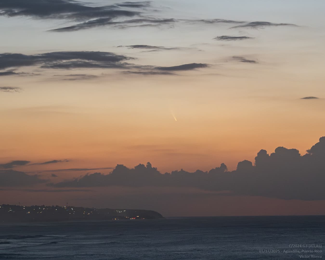 Captan desde la Isla un cometa en el atardecer